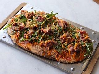 Пінца з ростбіфом, фісташкою та соусом ромеско Pinza  (480 г)