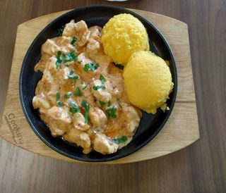 Piept de pui cu sos de ardei copt și mămăliguță