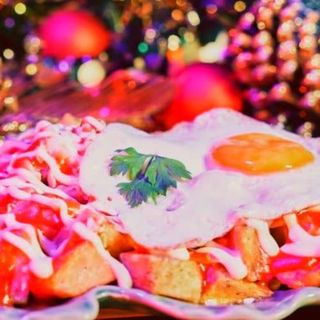 SALCHIPAPA BACON, HUEVO Y QUESO