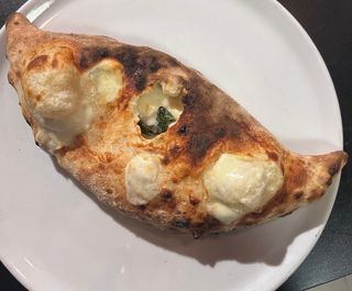 Calzone con mozzarella e salsiccia