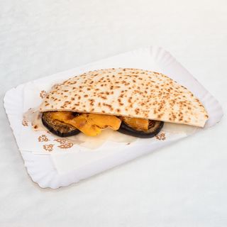 Piadina melanzane grigliate, peperoni e pecorino
