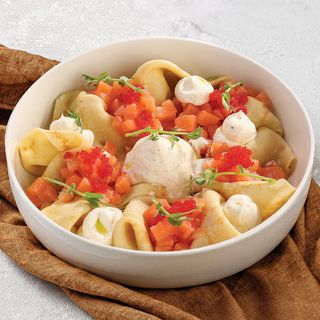 Clătită cu somon și mousse de feta