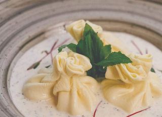 ნადუღი სულგუნის ფირფიტებში პიტნის და არაჟნის სოუსით