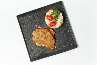 Куриная грудка с фисташками.