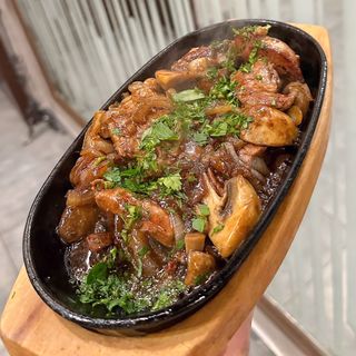 Вирізка зі свинини смажена з грибами та цибулею