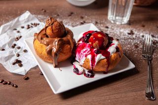 Papanasi cu dulceata de afine si smantana