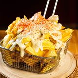 Patatas caseras con salsa de cabrales y pimentón de la vera