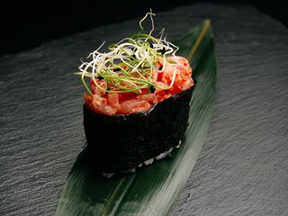 Гункан тунець (45g)