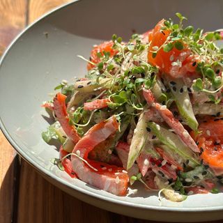 ორაგულის სალათი თხილის სოუსში