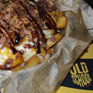 Patatas Gajo con PULLED PORK BBQ y cheddar salsa y bacon