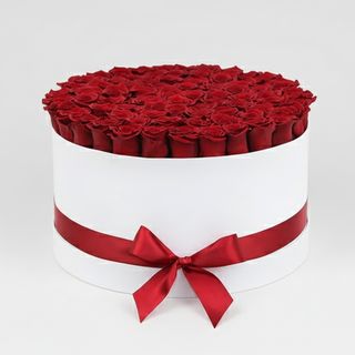 Квіти в білій коробці"101 червона троянда"