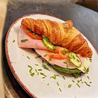 Croissant z szynką