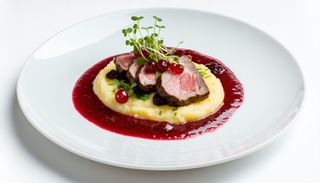 Piept de rata servit cu sos de coacaze, piure de cartofi cu trufe