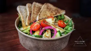 Sałatka z falafelem lub halloumi
