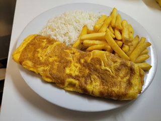 Omelete Mista com arroz e batata
