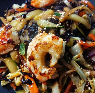 Verdure, gamberi e riso venere