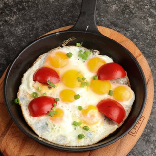  მწყერის ერბოკვერცხი პომიდვრით/fried quail eggs with tomatoes