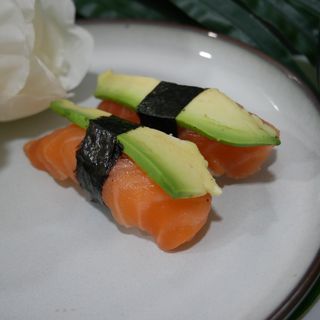 Maki Nigiri losos i avocado