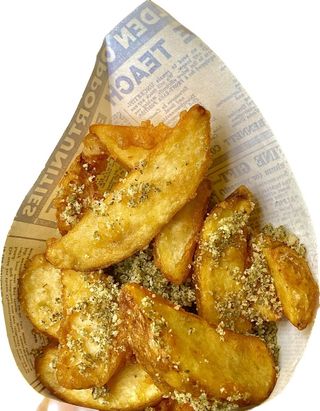 Papas Yori con topping de queso en polvo