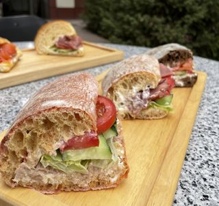 Хлеб на выбор с тунцом