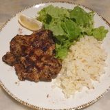 Пилешка пържола от бутче със зелена салата и ориз (320г)