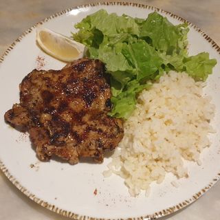 Пилешка пържола от бутче със зелена салата и ориз (320г)