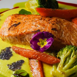 Somon cu legume si sos brie