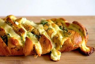 Pão de Alho com Tomate e Orégãos