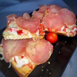 Brusketi sa pršutom