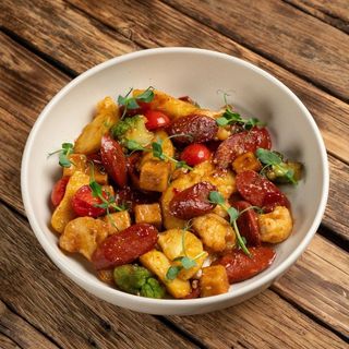 Тофу з сосисками, броколі, цвітною капустою та картоплею в світ-чилі (300г)