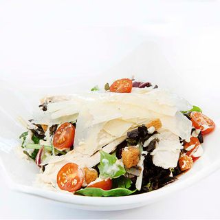 Ensalada Cesar con pollo  crujiente y parmesano 
