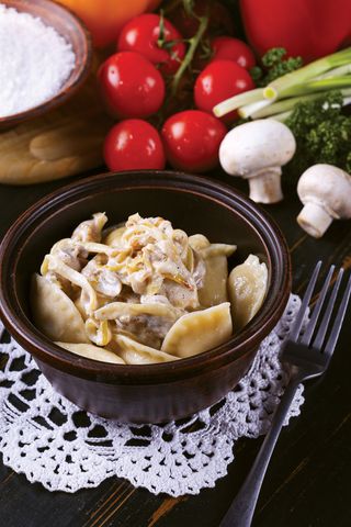 Вареники з картоплею, подаються з куркою під Білим соусом (280г)