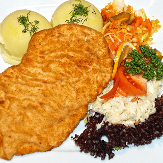 Pierś z kurczaka panierowana, ziemniaki, surówka, zupa dnia gratis