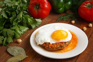 Бифштекс с яйцом