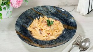 Penne cu brânză Cheddar, bere și bacon