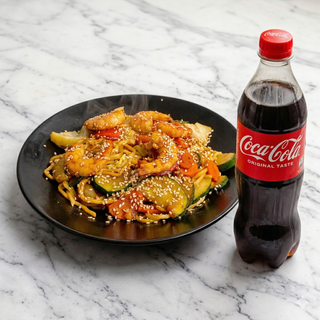 Wok sa škampima i Coca-Cola 0.5l