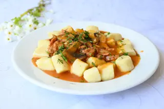 Kopytka z sosem myśliwskim