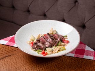 Салат з яловичиною та яблуком (200г)