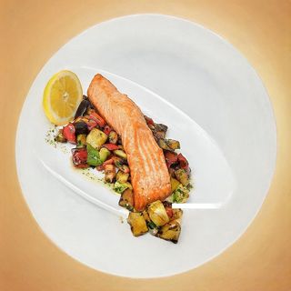 Somon la gratar cu legume si sos de lamaie