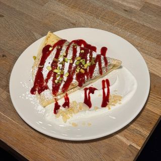 Naleśnik z białą czekoladą i musem malinowym 