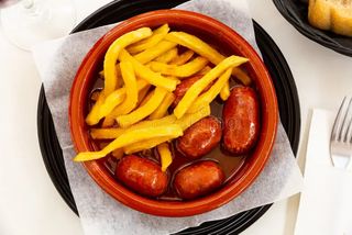 Tapa de patatas fritas con chorizo