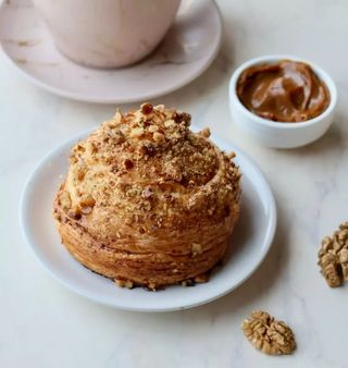 Круассан со сгущенкой и грецким орехом