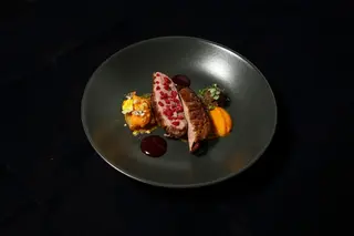 Magre de rata cu bulgur și sos de nuci