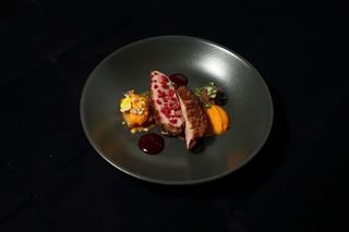 Magre de rata cu bulgur și sos de nuci