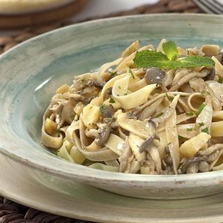 Tagliatelli com cogumelos frescos, mel e alho
