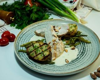 Piept de pui la grătar cu cartofi, fasole sote, gorgonzola și migdale