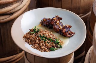 Куряча печінка з гречкою на кремі із зеленого яблука (90/70/40 г)