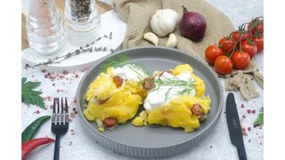 Mamaliguta cu branza, smantana si carnati 300g