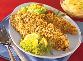 Salau în fulgi de porumb cu dovlecei și sos olandez