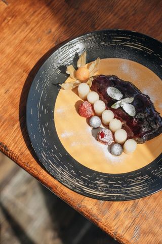 Качина грудка з кавово-вишневим соусом